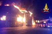 Grande incendio divampa nel porto di Ancona: