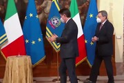 Governo, cerimonia della campanella per Conte e Draghi