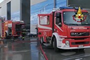 A fuoco uno yacht ai cantieri Ferretti a Cattolica, 10 in osservazione