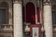 Papa Francesco si affaccia per l'Urbi et Orbi: 'Buona Pasqua'