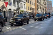 Il passaggio di Trump in via del Tritone, direzione San Pietro