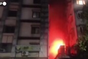 In fiamme un hotel a Calcutta, ci sono almeno 15 morti