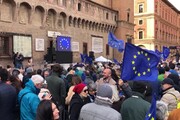 Migliaia in piazza a Bologna con bandiere Ue e della pace