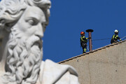 Conclave: lavori in corso, si monta il comignolo sulla Sistina