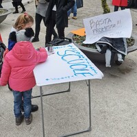 Una manifestazione per la ricostruzione delle scuole all'Aquila (foto Luca Barbetta)