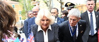 La regina Camilla in visita in una scuola romana