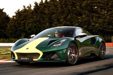 Lotus Emira Clark Edition celebra il 1965, l'anno perfetto