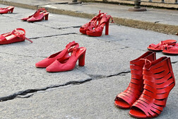 Scarpe rosse contro la violenza sulle donne