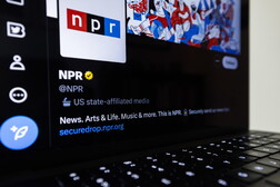 Trump firma ordine che taglia fondi a media pubblici