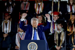 Trump parla agli studenti dell'Università dell'Alabama