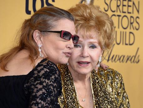 Debbie Reynolds (d) e sua figlia Carrie Fisher in una foto d'archivio del gennaio 2015 © EPA