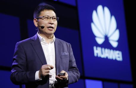 Huawei sfida Apple, svela chip con AI © ANSA