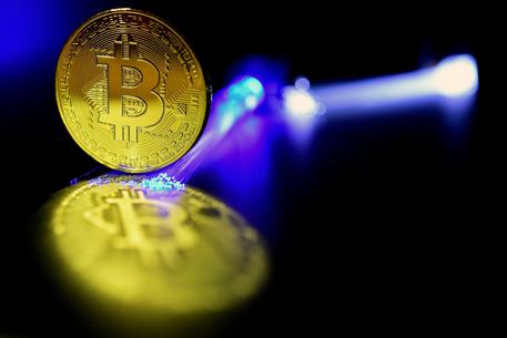 Il Bitcoin vola ai massimi da 1 anno, è bene rifugio © EPA