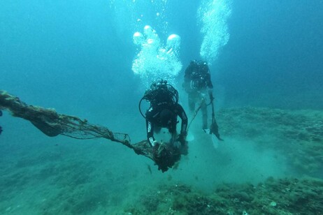 Rimossi 300 metri di reti da pesca abbandonate a Capo Caccia