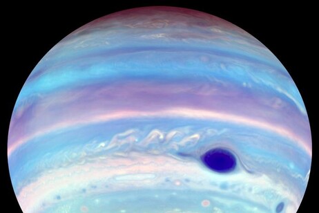 Un tornado magnetico oscura il polo Sud di Giove in un'immagine ottenuta nei raggi UV e colorata artificialmente (fonte:&nbsp;Troy Tsubota and Michael Wong, UC Berkeley)