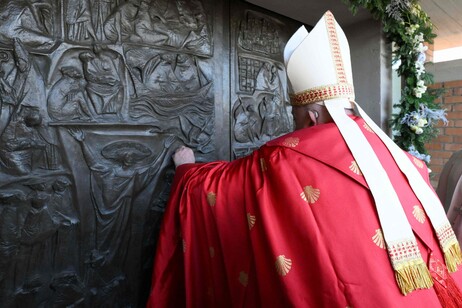 Il Papa ha aperto la Porta Santa al carcere di Rebibbia