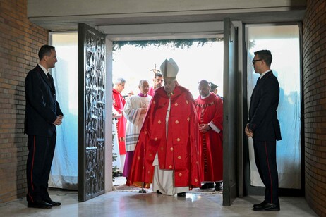 Il Papa ha aperto la Porta Santa al carcere di Rebibbia