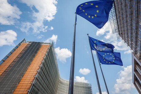 L'Unione europea tratta, ma il 15 aprile scattano controdazi al 25%
