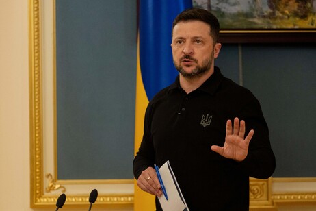 Prima telefonata di Zelensky con il Papa, lo invita a Kiev