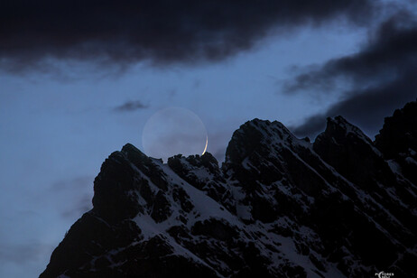 La luce cinerea e le Dolomiti nella foto di Giorgia Hofer selezionata come Apod dalla Nasa (fonte: Giorgia Hofer)