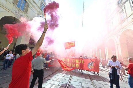 Primo Maggio, corteo a Torino partito da piazza Vittorio