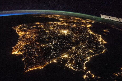 La Penisola Iberica di notte, in condizioni di normale erogazione dell'energia elettrica (fonte: NASA)