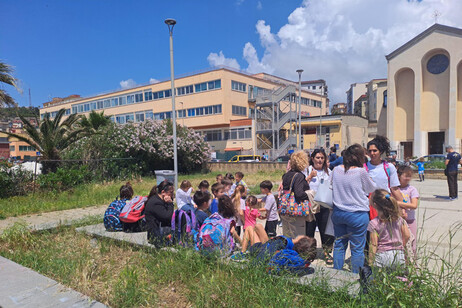 Evacuati gli alunni dalle scuole flegree e anche a Napoli