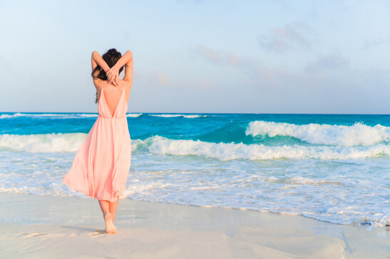 Primo sole , una donna in riva al mare foto iStock.