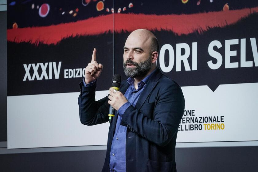 TUTTI IN CODA PER SAVIANO AL SALONE LIBRO