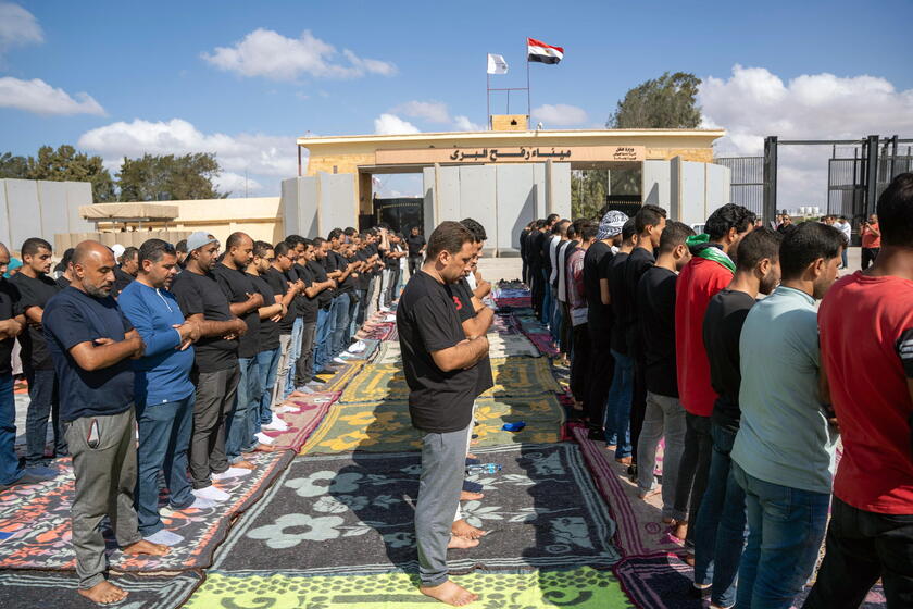 Egyptian NGO volunteers protest at Rafah crossing demanding aid delivery © ANSA/EPA