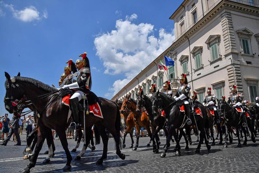 Corazzieri a cavallo in piazza del Quirinale - RIPRODUZIONE RISERVATA