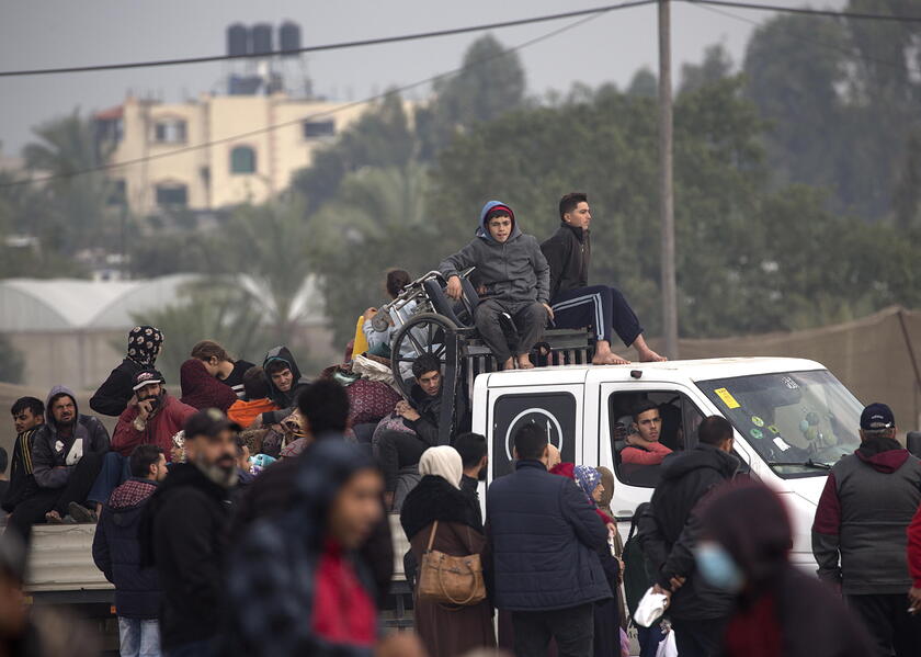 Displaced Palestinians make their way to Rafah after Isralei warnings of increased military operations © ANSA/EPA