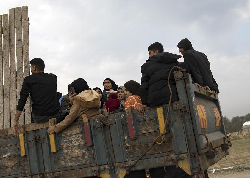 Displaced Palestinians make their way to Rafah after Isralei warnings of increased military operations © ANSA/EPA