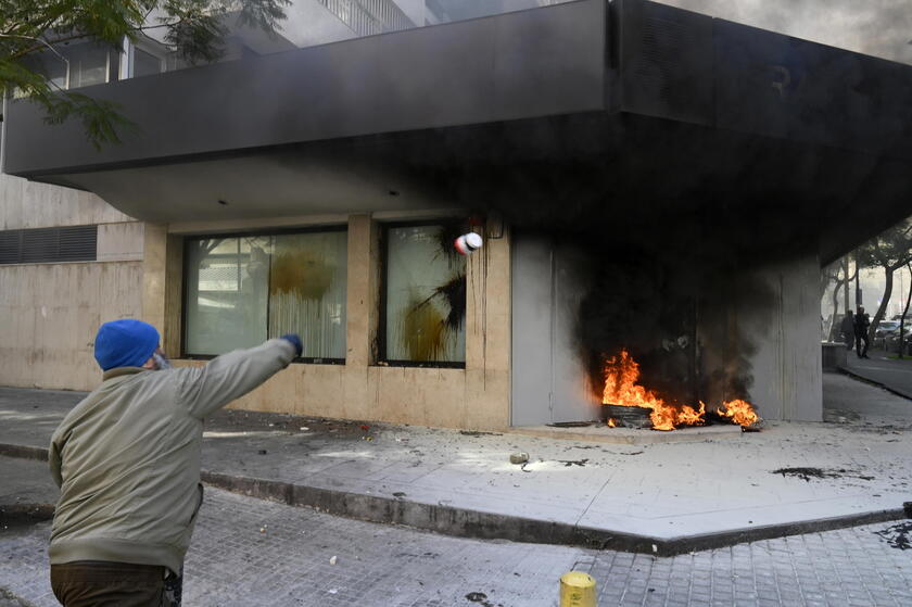 Protest by Lebanese bank depositors in Beirut © ANSA/EPA