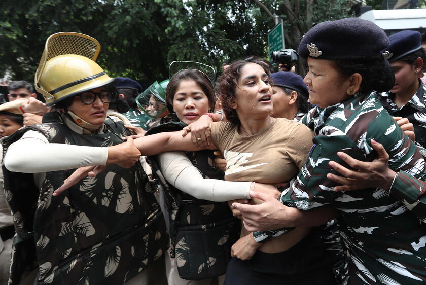 Police stops and detains wrestlers as they march to parliament in New Delhi