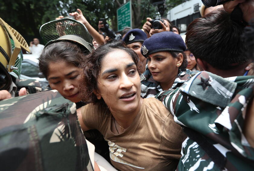 Police stops and detains wrestlers as they march to parliament in New Delhi