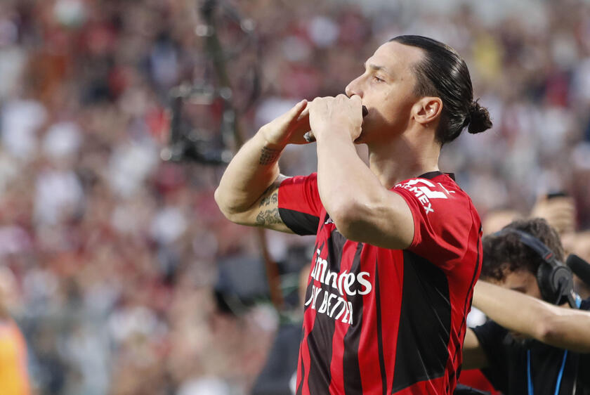 Ibra annuncia addio al calcio, spente le luci a S.Siro / SPECIALE