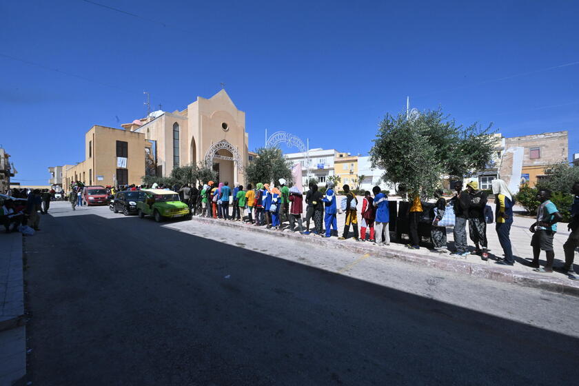 Migranti: caos a Lampedusa per trasferimenti - RIPRODUZIONE RISERVATA