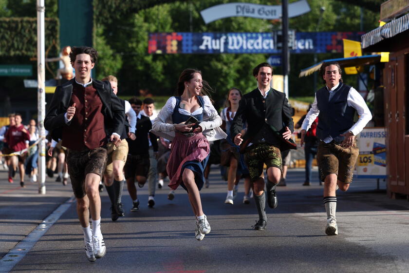 Opening and tapping of Oktoberfest 2023 © ANSA/EPA
