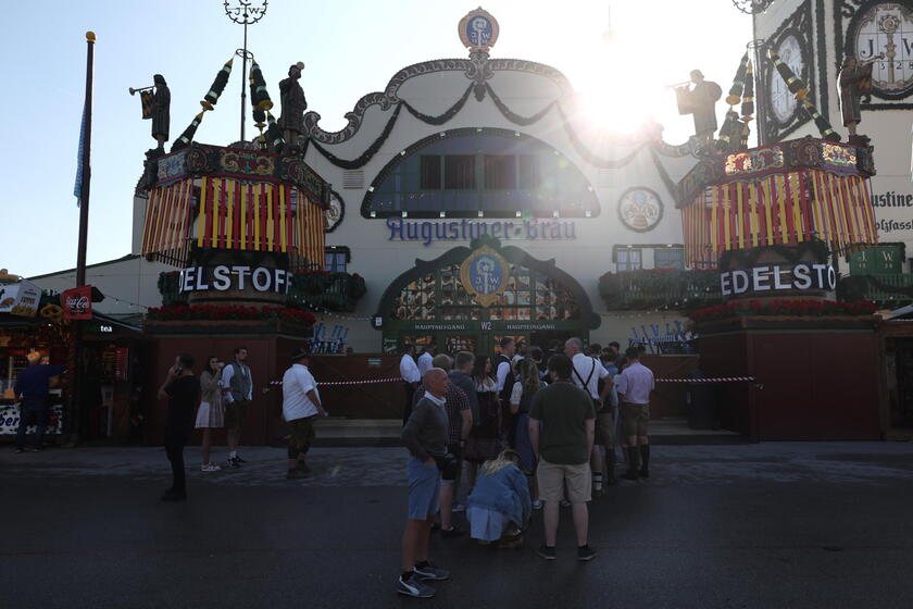 Opening and tapping of Oktoberfest 2023 © ANSA/EPA