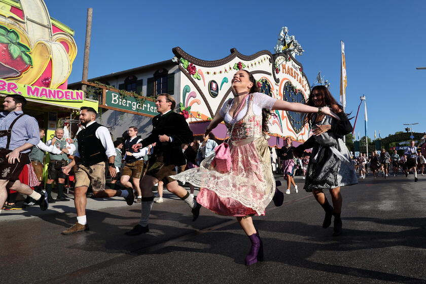 Opening and tapping of Oktoberfest 2023 © ANSA/EPA