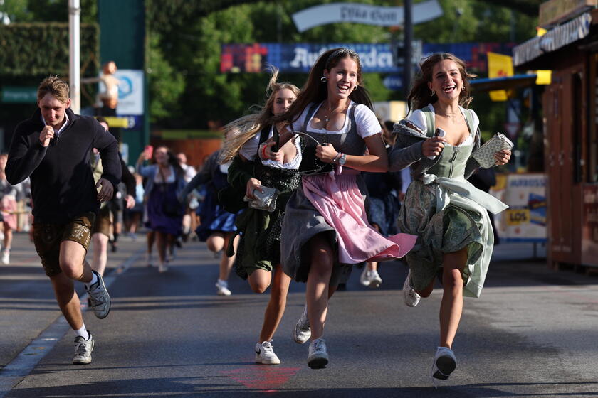 Opening and tapping of Oktoberfest 2023 © ANSA/EPA