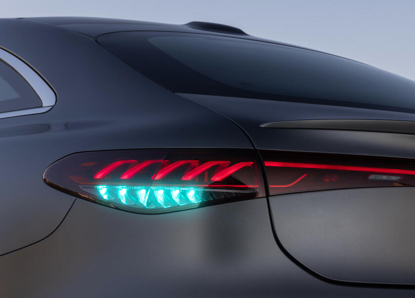 Se la Mercedes ha le lucine azzurre, si muove in guida autonoma © ANSA/Mercedes-Benz AG