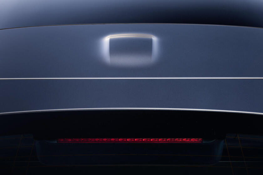 Se la Mercedes ha le lucine azzurre, si muove in guida autonoma © ANSA/Mercedes-Benz AG