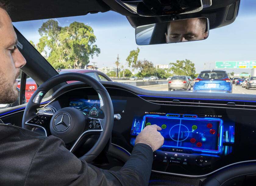 Se la Mercedes ha le lucine azzurre, si muove in guida autonoma © ANSA/Mercedes-Benz AG