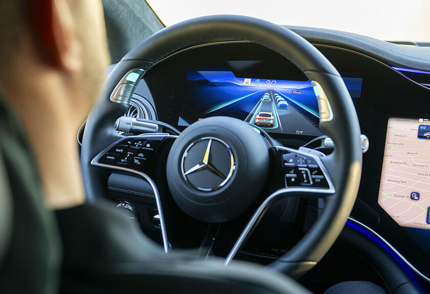 Se la Mercedes ha le lucine azzurre, si muove in guida autonoma © ANSA/Mercedes-Benz AG