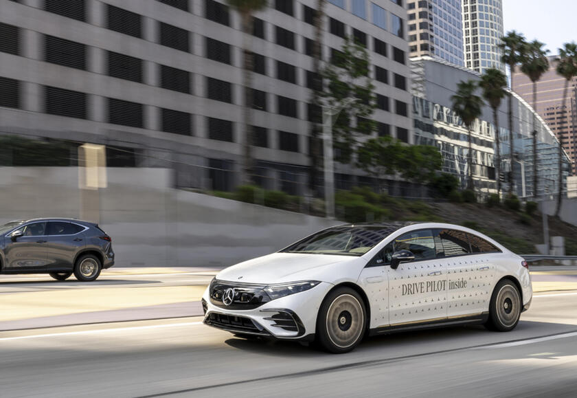 Se la Mercedes ha le lucine azzurre, si muove in guida autonoma © ANSA/Mercedes-Benz AG