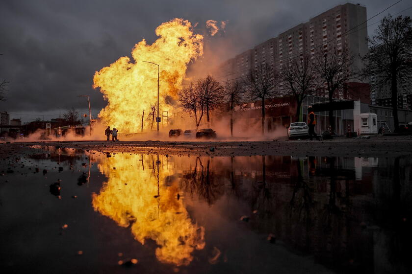 Una immagine delle devastazioni dovute al lancio di missili su Kiev e Kharkiv © ANSA/EPA