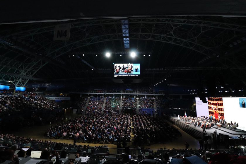 Standing ovation per Mattarella a Pesaro, via a Capitale cultura - RIPRODUZIONE RISERVATA
