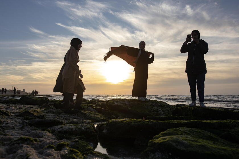 Palestinians at the beach in Rafah, southern Gaza © ANSA/EPA